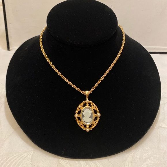 Vintage Gold Chain With Reverse Intaglio Cameo Pendant - Picture 9 of 15